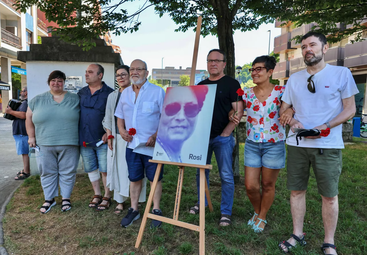 SAN SEBASTIÁN, 29/06/2025.- Homenaje este domingo en San Sebastián a Rosa Zarra, que murió en 1995 ocho días después de recibir en el vientre el impacto de una pelota de goma lanzada por la Ertzaintza y que ha sido reconocida como víctima por la Comisión de Valoración de víctimas de violencia por motivación política en Euskadi. EFE/Javi Colmenero
