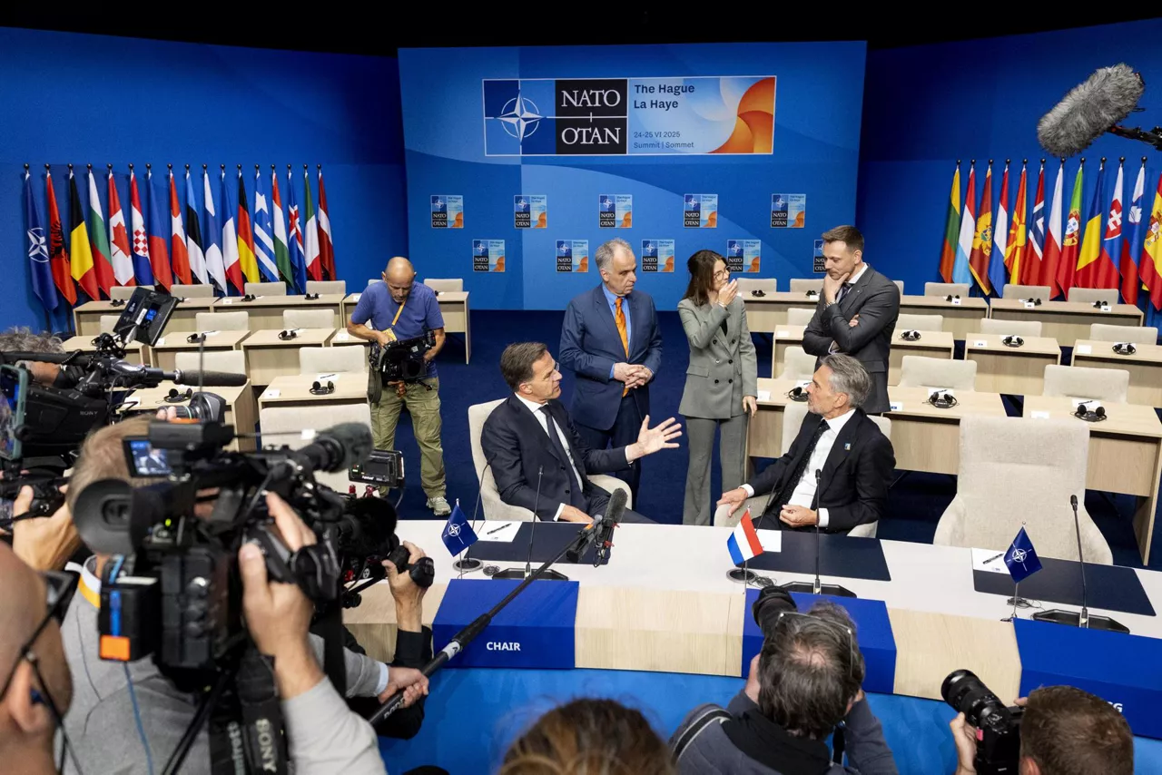 The Hague (Netherlands), 23/06/2025.- Outgoing Dutch Prime Minister Dick Schoof (C-R) and NATO Secretary General Mark Rutte (C-L) chat as they tour the World Forum ahead of the NATO summit, in The Hague, the Netherlands, 23 June 2025. The Netherlands will host the NATO Summit at the World Forum in The Hague on 24 and 25 June, the first such summit to be held in the country. (Países Bajos; Holanda, La Haya) EFE/EPA/ROBIN VAN LONKHUIJSEN
