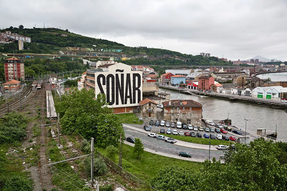 'Soñar', de SpY, se ha convertido en un icono de Bilbao Foto: SC Gallery