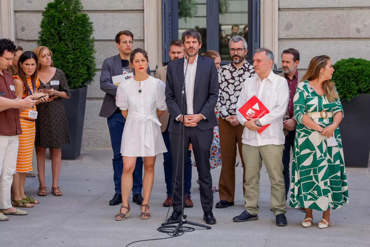 MADRID, 02/07/2025.- El portavoz de Sumar y ministro de Cultura Ernest Urtasun (2i, delante), acompañado por otros miembros de Sumar, hace declaraciones a los medios después de la reunión que mantuvieron con la vicepresidenta primera y ministra de Hacienda, María Jesús Montero, y con el ministro de la Presidencia, Justicia y Relaciones con las Cortes, Félix Bolaños, este miércoles en el Congreso de los Diputados en Madrid. EFE/Javier Lizón
