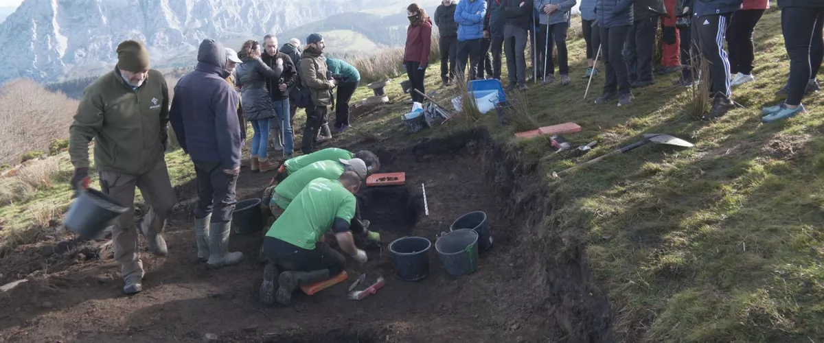 Hezurrak oso hondatuta egon arren, itxaropena berpiztu du horietako baten identifikazio-txapa aurkitu izanak . Bi hauekin, 4 borrokalarien gorpuzkiak aurkitu dira jada, Saibi mendia kontrolatzeko 1937ko baitan borrokatutako 120 pertsonetatik