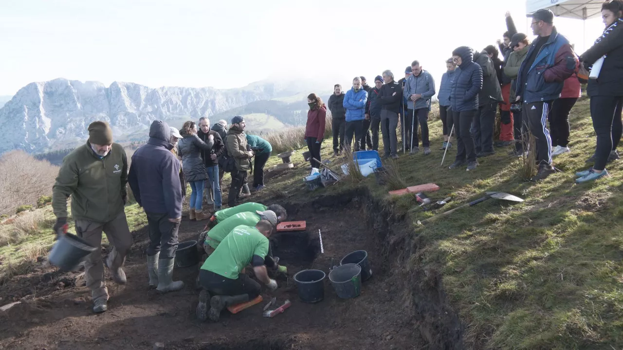 Hezurrak oso hondatuta egon arren, itxaropena berpiztu du horietako baten identifikazio-txapa aurkitu izanak . Bi hauekin, 4 borrokalarien gorpuzkiak aurkitu dira jada, Saibi mendia kontrolatzeko 1937ko baitan borrokatutako 120 pertsonetatik