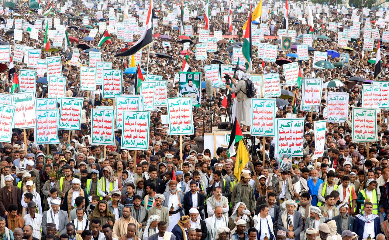 SANAA (Yemen), 20/06/2025.- Houthi supporters hold anti-US and Israel placards during a protest against the Israeli airstrikes on Iran, in Sana'a, Yemen, 20 June 2025. Thousands of Houthi supporters demonstrated in Sana'a in solidarity with the Iranian people amid the recent military escalation between Israel and Iran. Houthi leader Abdul-Malik al-Houthi has pledged, in a televised speech, full support for Iran and Gaza in response to the Israeli military operations, vowing that his group’s missile attacks against Israel, including maritime actions, would continue.  (Protestas) EFE/EPA/YAHYA ARHAB
