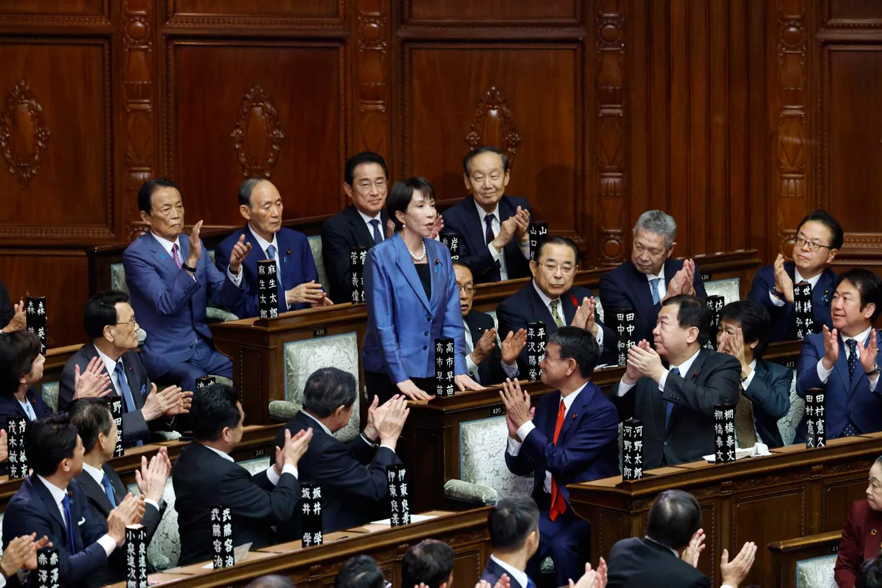 TOKYO (Japan), 21/10/2025.- Sanae Takaichi (C) acknowledges her fellow lawmakers after being elected as the new Prime Minister during the general assembly of an extraordinary parliamentary session in Tokyo, Japan, 21 October 2025. Japan's ruling Liberal Democratic Party President Sanae Takaichi became Japan's first female prime minister. (Japón, Tokio) EFE/EPA/FRANCK ROBICHON
