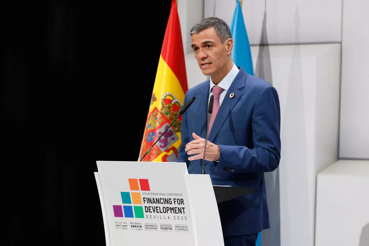 SEVILLA, 30/06/2025.- El presidente del Gobierno, Pedro Sánchez, hace una declaración tras participar en la sesión inaugural de la IV Conferencia Internacional de la ONU sobre Financiación para el Desarrollo, este lunes en Sevilla. Unos setenta jefes de Estado o de Gobierno se reúnen desde hoy y hasta el próximo jueves en este encuentro que aspira movilizar más recursos en cooperación y reafirmar el compromiso con el multilateralismo. EFE
