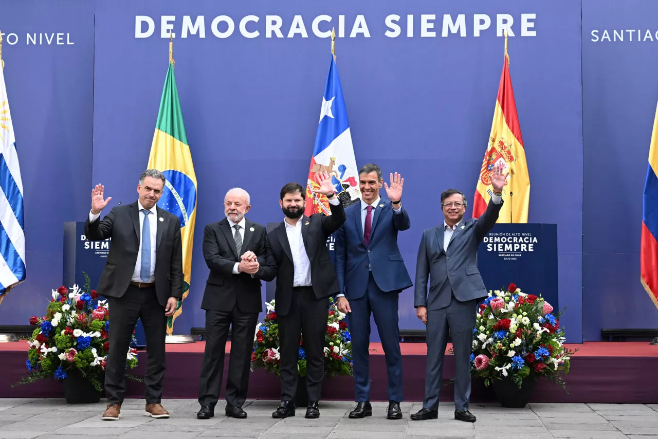 SANTIAGO (CHILE), 21/07/2025.- El presidente del Gobierno, Pedro Sánchez (2d), participa en la "Reunión de Alto Nivel, Democracia siempre", junto a los presidentes de la República de Chile, Gabriel Boric (c); de la República Federativa de Brasil, Luiz Inácio Lula da Silva (2i); de la República Oriental del Uruguay, Yamandú Orsi (i), y de la República de Colombia, Gustavo Petro (d), este lunes en Santiago de Chile. EFE/Borja Puig de la Bellacasa/POOL MONCLOA CRÉDITO OBLIGATORIO  SOLO USO PERMITIDO PARA ILUSTRAR LA NOTICIA QUE APARECE EN EL PIE DE FOTO  SÓLO USO EDITORIAL
