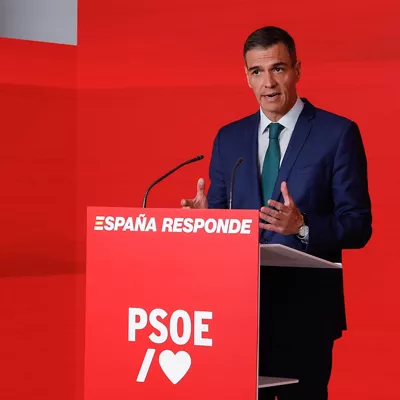 MADRID, 16/06/2025.- El presidente del Gobierno y líder del PSOE, Pedro Sánchez en rueda de prensa tras la primera reunión de la Ejecutiva de este partido después de la salida de Santos Cerdán como secretario de Organización a consecuencia del contenido de un informe de la UCO, este lunes en la sede de Ferraz. Sánchez ha asegurado que su partido es una "organización limpia" que nunca va a actuar como el PP en materia de corrupción y, por tanto, "no va a perseguir a denunciantes ni destruir pruebas a martillazos". EFE/ Javier Lizon
