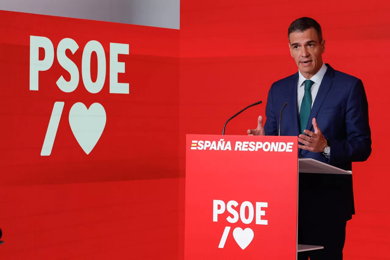 MADRID, 16/06/2025.- El presidente del Gobierno y líder del PSOE, Pedro Sánchez en rueda de prensa tras la primera reunión de la Ejecutiva de este partido después de la salida de Santos Cerdán como secretario de Organización a consecuencia del contenido de un informe de la UCO, este lunes en la sede de Ferraz. Sánchez ha asegurado que su partido es una "organización limpia" que nunca va a actuar como el PP en materia de corrupción y, por tanto, "no va a perseguir a denunciantes ni destruir pruebas a martillazos". EFE/ Javier Lizon
