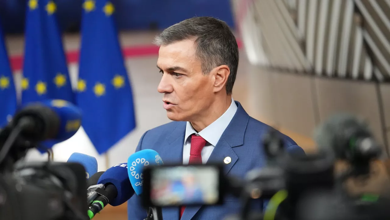 El presidente del Gobierno, Pedro Sánchez, atiende a los medios a su llegada a la reunión del Consejo Europeo, a 23 de octubre de 2025, en Bruselas (Bélgica). El Consejo Europeo tratará hoy principalmente la situación en Ucrania y contará con la presencia del presidente Zelenski. Además se pondrá el foco en la situación en Oriente Medio y la migración. Sánchez planteará también el tema de la vivienda y pedirá a la UE financiación y medidas para frenar la especulación.



Ana López

23 OCTUBRE 2025

22/10/2025