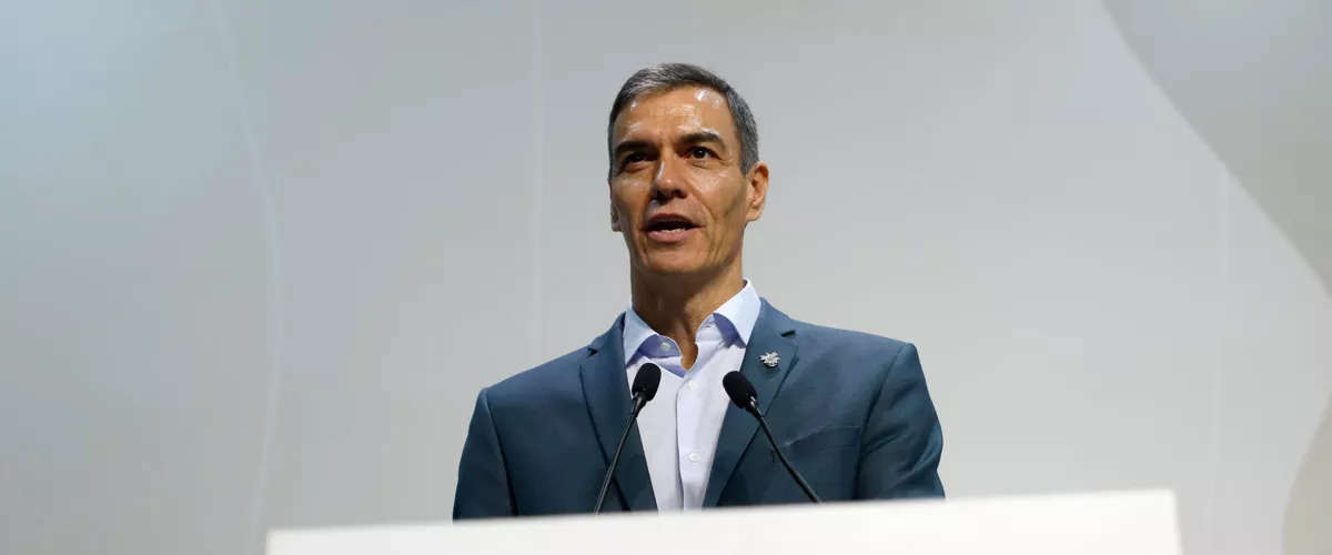 AME6410. BELÉM (BRASIL), 07/11/2025.- El presidente del Gobierno de España, Pedro Sánchez, habla durante la cumbre de líderes de la COP30 este viernes, en el Centro de Convenciones Hangar en Belém (Brasil). Sánchez anunció una contribución añadida por parte de España de 45 millones de euros a la lucha contra el cambio climático y ofreció a su país para avanzar en ese camino y hacer frente al riesgo que suponen los negacionistas. EFE/ Antonio Lacerda
