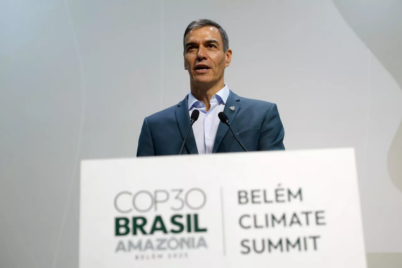 AME6410. BELÉM (BRASIL), 07/11/2025.- El presidente del Gobierno de España, Pedro Sánchez, habla durante la cumbre de líderes de la COP30 este viernes, en el Centro de Convenciones Hangar en Belém (Brasil). Sánchez anunció una contribución añadida por parte de España de 45 millones de euros a la lucha contra el cambio climático y ofreció a su país para avanzar en ese camino y hacer frente al riesgo que suponen los negacionistas. EFE/ Antonio Lacerda
