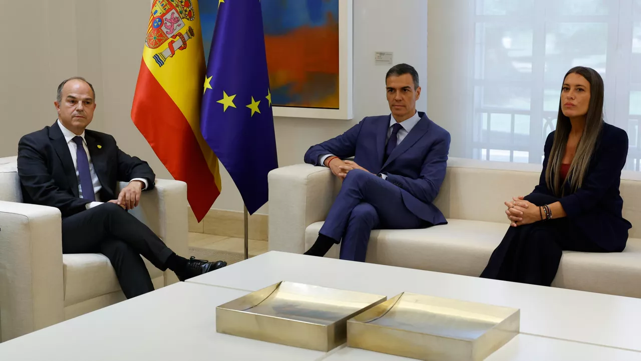 FOTODELDÍA MADRID, 17/06/2025.-El presidente del Gobierno, Pedro Sánchez, mantiene un encuentro con secretario general de JxCat, Jordi Turull (i), y con Míriam Nogueras, portavoz del partido en el Congreso de los Diputados, este martes en el Palacio de la Moncloa. EFE/ J.J. Guillén
