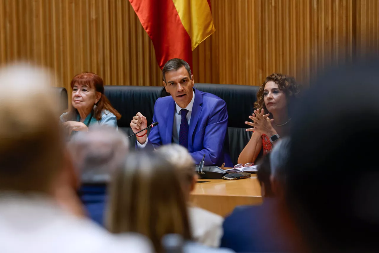 MADRID, 15/09/2025.-  El presidente del Gobierno, Pedro Sánchez (C), junto a la presidenta del PSOE, Cristina Narbona (i) y la vicesecretaria general, María Jesús Montero (d), preside la reunión interparlamentaria del Grupo Parlamentario Socialista, este lunes en el Congreso. EFE/JJ GUILLEN
