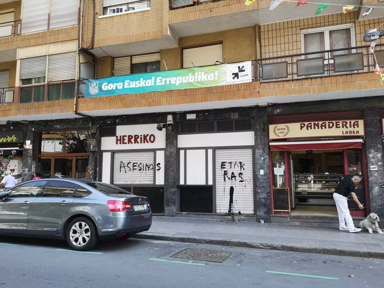 Abuztuaren 10ean margoketak agertu dira Bilboko zenbait auzoetan.