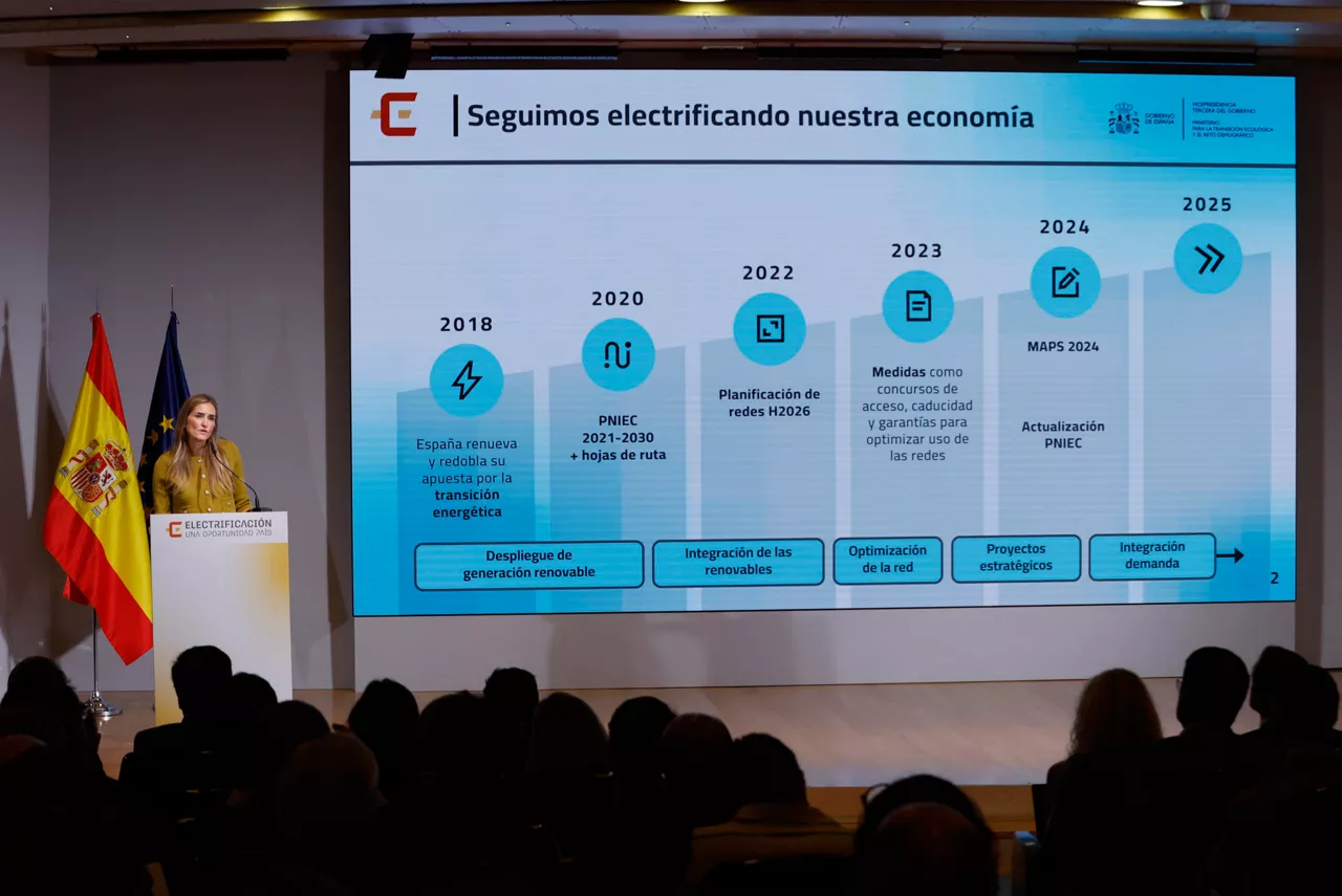 MADRID (ESPAÑA), 12/09/2025.- La vicepresidenta del Gobierno y ministra para la Transición Ecológica y el Reto Demográfico, Sara Aagesen, presenta este viernes las líneas generales de la Propuesta de Planificación de la red de transporte de electricidad con horizonte 2030 durante un acto celebrado en Madrid. EFE/JJ Guillén
