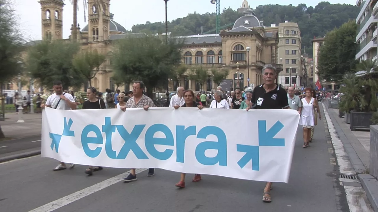 Sare ha celebrado una manifestación en el marco de la Semana Grande de Donostia para reclamar el regreso de los y las presas, refugiadas y deportadas vascas. La red ciudadana ha destacado los avances logrados en el último año, aunque insiste en que aún queda un largo camino por recorrer. Desde Sare han vuelto a exigir el fin de las leyes y políticas penitenciarias de excepción para alcanzar una “verdadera convivencia”.