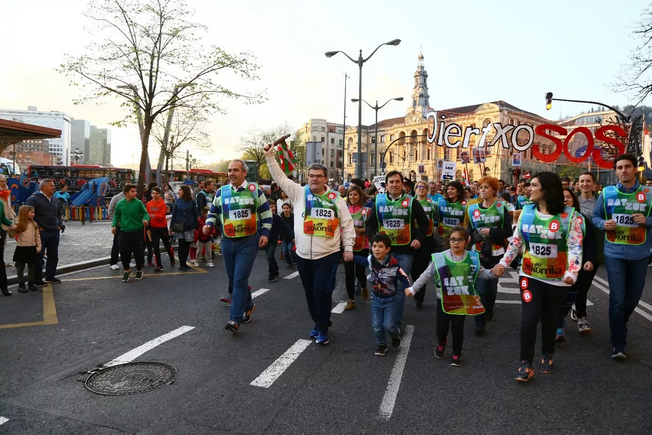El alcalde, Juan Mari Aburto, porta el testigo en el Arenal. Foto: Ayuntamiento de Bilbao