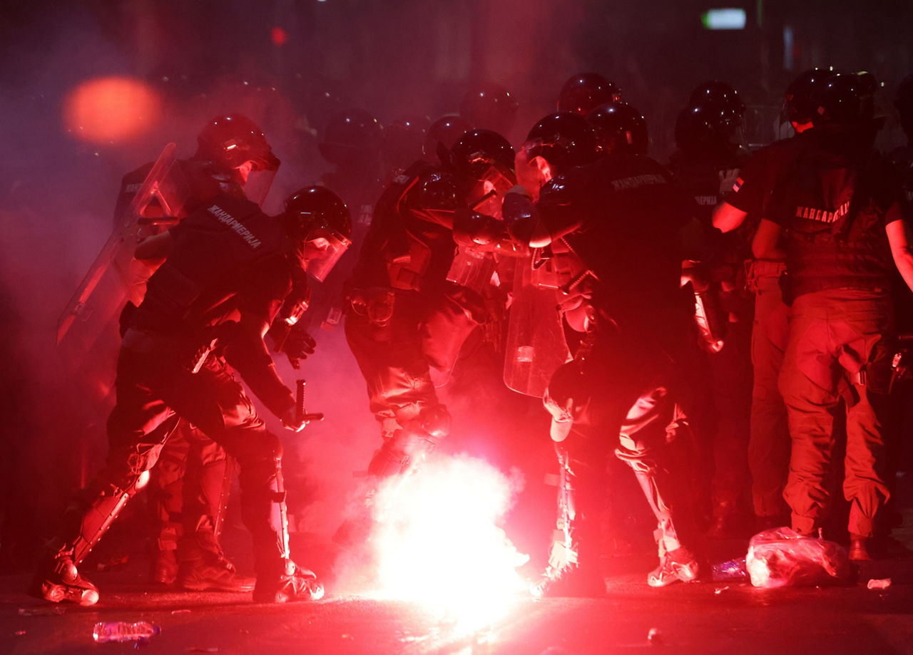 Varios heridos en los disturbios tras nuevas protestas de la oposición en Belgrado

Varias personas han resultado heridas durante los graves disturbios protagonizados por manifestantes y policías tras las manifestaciones a favor y en contra del gobierno coincidiendo además con el aniversario de la Batalla de Kosovo de 1389, uno de los hechos fundacionales del nacionalismo serbio.