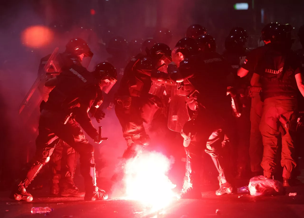 Varios heridos en los disturbios tras nuevas protestas de la oposición en Belgrado

Varias personas han resultado heridas durante los graves disturbios protagonizados por manifestantes y policías tras las manifestaciones a favor y en contra del gobierno coincidiendo además con el aniversario de la Batalla de Kosovo de 1389, uno de los hechos fundacionales del nacionalismo serbio.