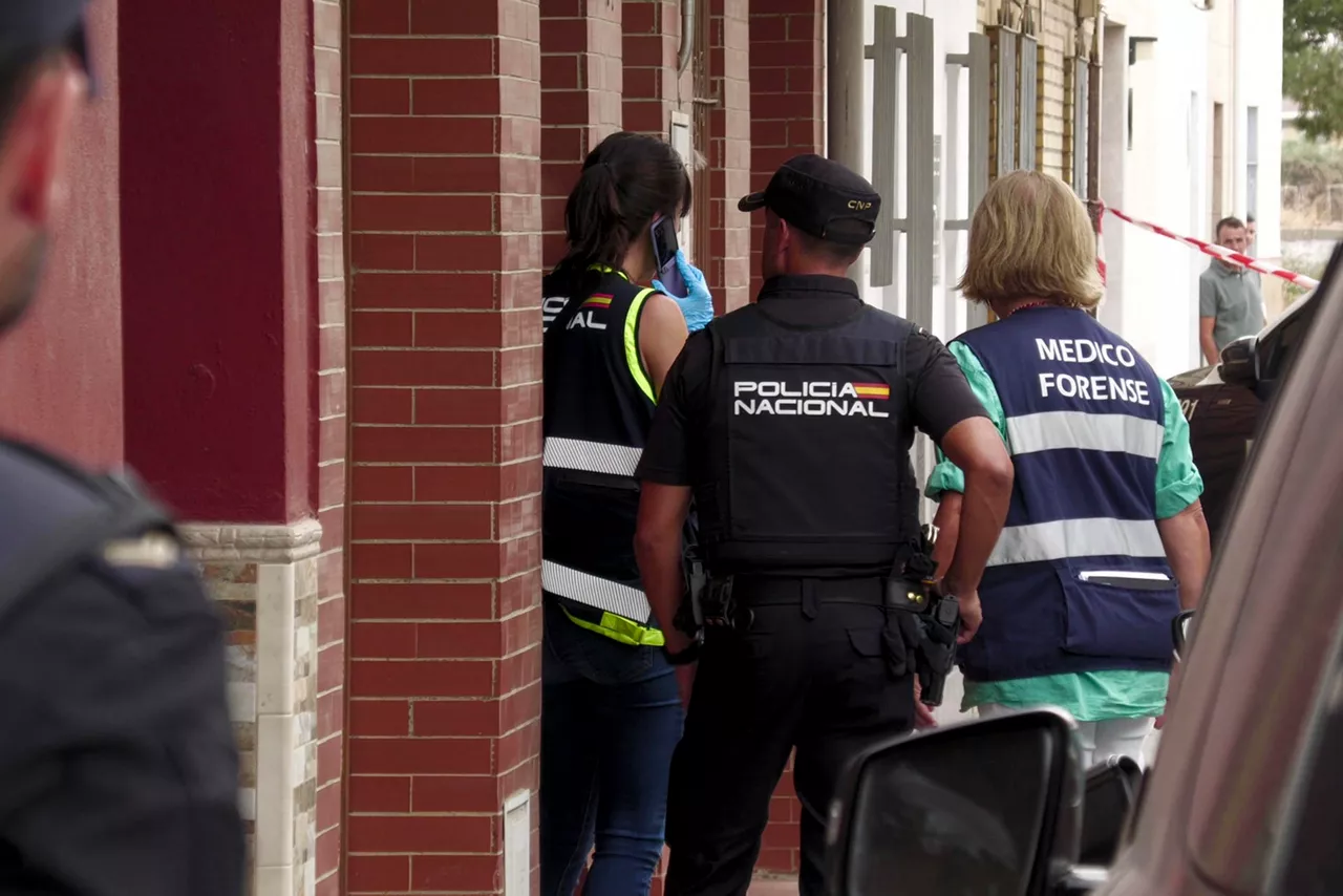 SEVILLA, 07/09/2025.- La Policía Nacional ha detenido a un hombre por la muerte de una mujer, cuyo cadáver ha sido hallado este domingo en el barrio de Valdezorras de Sevilla, un crimen que se investiga como un posible caso de violencia machista, según han informado a EFE fuentes cercanas a la investigación. EFE/ David Arjona

