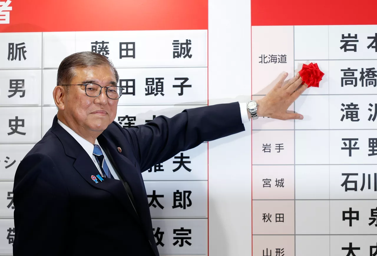20 July 2025, Japan, Tokyo: Japanese Prime Minister and president of the ruling Liberal Democratic Party (LDP) Shigeru Ishiba places a red paper rose on the name of an elected candidate at the LDP headquarters. Japan's ruling coalition, led by Prime Minister Shigeru Ishiba's Liberal Democratic Party (LDP), has suffered another setback in elections to the upper house of parliament, exit polls predicted on Sunday. Photo: -/ZUMA Press Wire/dpa



20/7/2025 ONLY FOR USE IN SPAIN