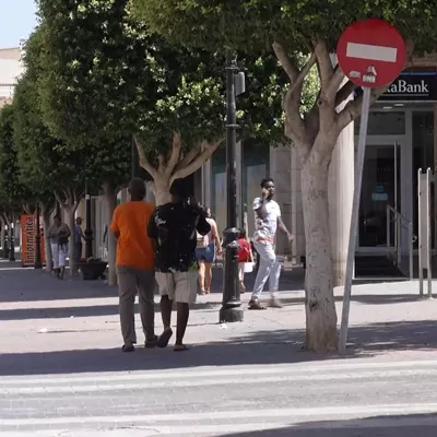 TORRE PACHECO (MURCIA), 13/07/2025.- Captura de video de la localidad de Torre Pacheco (Murcia), donde los vecinos esperan que prime la normalidad y la convivencia en el municipio tras una segunda noche de disturbios, unos actos violentos que han dejado por el momento un detenido y cinco heridos y que según la delegada del Gobierno habrían sido convocados a través de redes sociales con mensajes xenófobos. EFE
