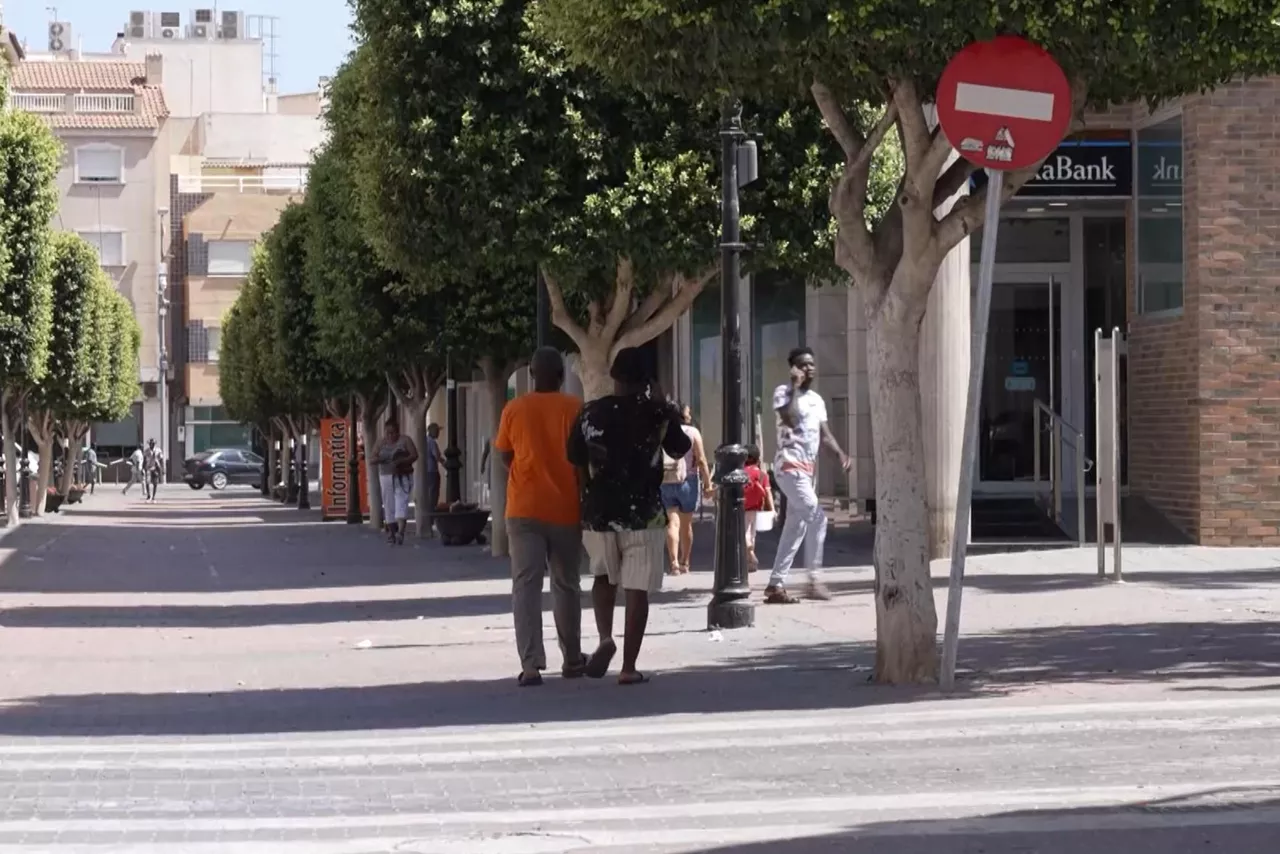 TORRE PACHECO (MURCIA), 13/07/2025.- Captura de video de la localidad de Torre Pacheco (Murcia), donde los vecinos esperan que prime la normalidad y la convivencia en el municipio tras una segunda noche de disturbios, unos actos violentos que han dejado por el momento un detenido y cinco heridos y que según la delegada del Gobierno habrían sido convocados a través de redes sociales con mensajes xenófobos. EFE
