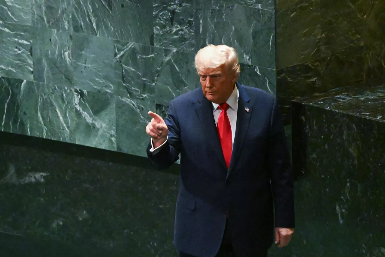 New York (United States), 23/09/2025.- US President Donald Trump gestures as he departs after addressing the General Debate of the 80th session of the United Nations General Assembly (UNGA) at the United Nations headquarters in New York, New York, USA, 23 September 2025. (Nueva York) EFE/EPA/LUKAS COCH NO ARCHIVING AUSTRALIA AND NEW ZEALAND OUT
