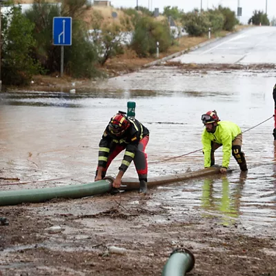 FOTODELDIA GRISÉN (ZARAGOZA), 12/07/2025.- Efectivos de la Unidad Militar de Emergencias trabajan en una carretera inundada próxima a la localidad zaragozana de Grisén este sábado. EFE/ Javier Belver
