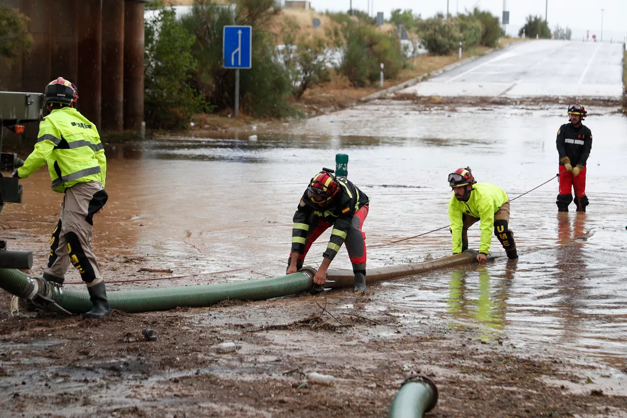 FOTODELDIA GRISÉN (ZARAGOZA), 12/07/2025.- Efectivos de la Unidad Militar de Emergencias trabajan en una carretera inundada próxima a la localidad zaragozana de Grisén este sábado. EFE/ Javier Belver
