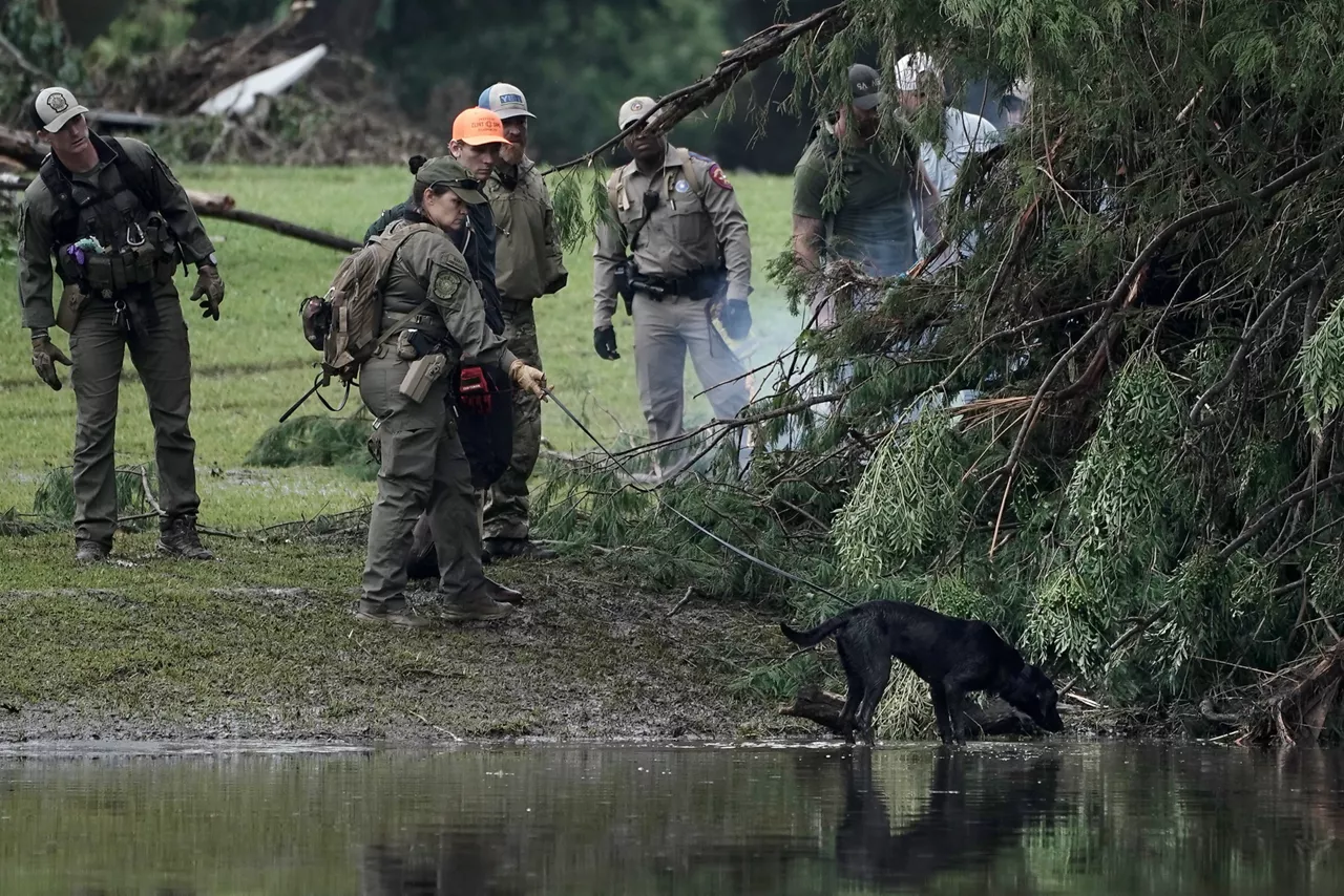 HUNT (United States), 06/07/2025.- Emergency personnel search through vegetation and debris in Hunt, Texas, USA, 06 July 2025. At least 59 people have been killed after floodwaters swept through a summer camp and nearby homes on early 04 July. (Inundaciones) EFE/EPA/DUSTIN SAFRANEK

