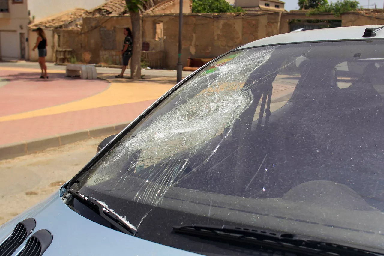 TORRE PACHECO (MURCIA), 14/07/2025.- Vehículo afectado en los incidentes de la pasada noche en el barrio de San Antonio de Torre Pacheco (Murcia). Las fuerzas de seguridad mantienen su dispositivo en Torre Pacheco tras las jornadas de disturbios entre grupos de ultraderechistas y jóvenes de origen marroquí a raíz de la agresión a un anciano, mientras se investigan los hechos y se suceden los llamamientos a la calma. EFE/Morell
