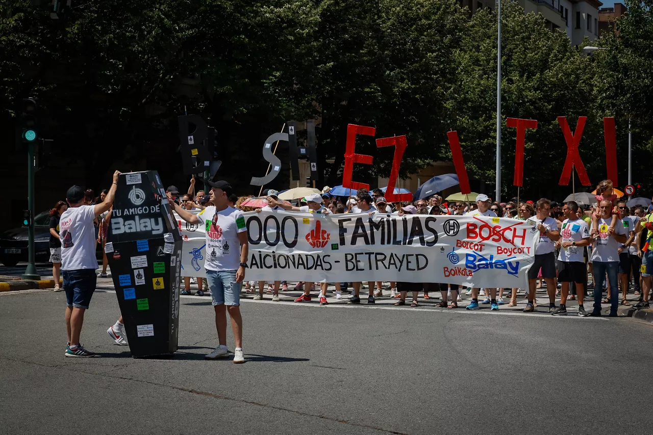 PAMPLONA, 05/07/2025.- Los trabajadores de BSH se han manifestado este sábado por las calles de Pamplona para reivindicar la viabilidad de la planta de Esquíroz en una marcha apoyada por la plantilla de las villavesas, que se encuentra en huelga por un convenio digno. EFE/ Villar López
