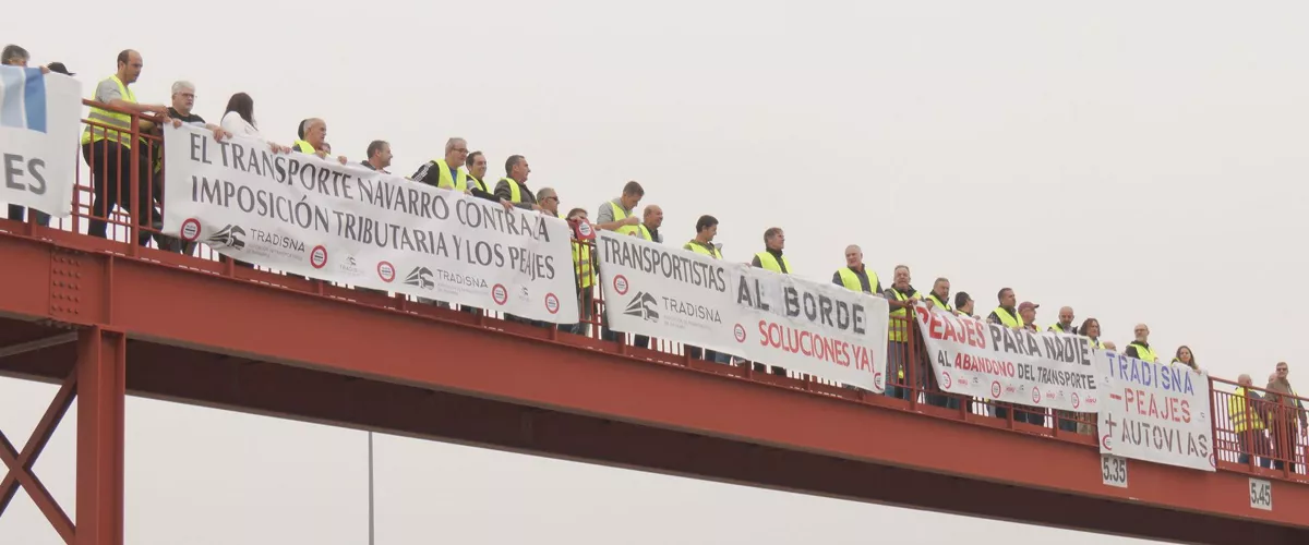 Los transportistas navarros de Tradinsa realizan una acción de protesta en la AP-68