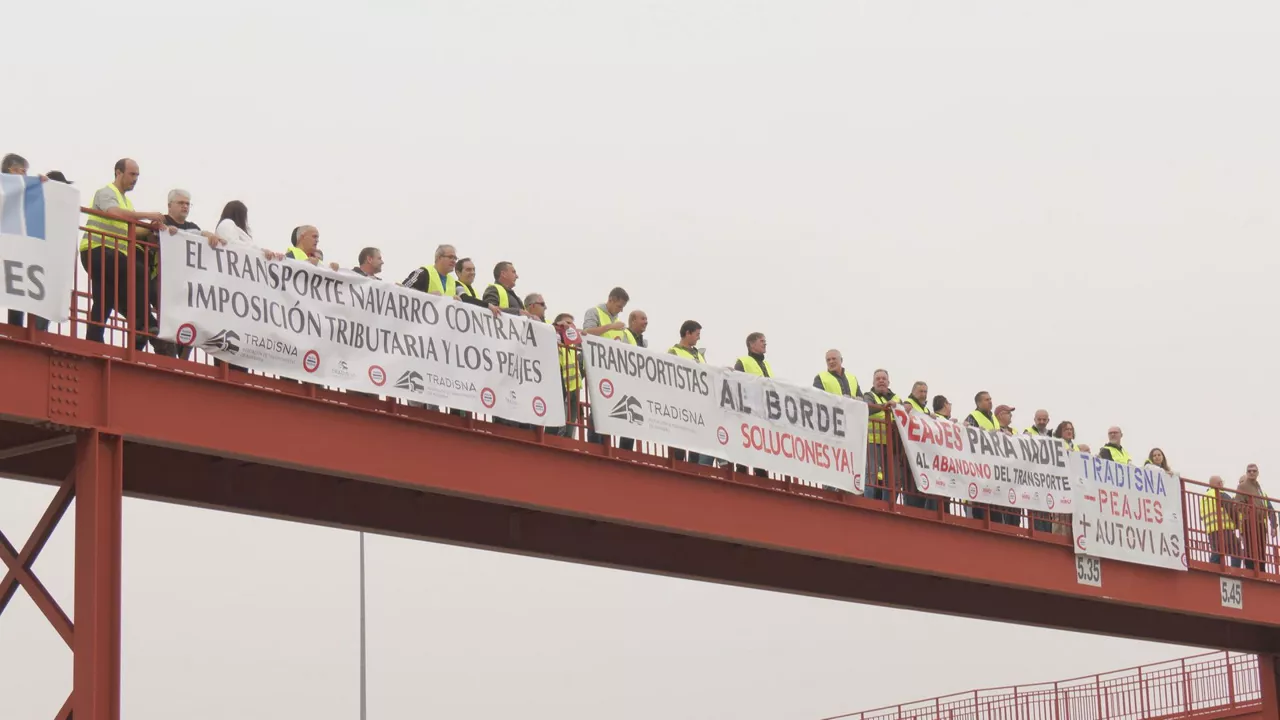 Los transportistas navarros de Tradinsa realizan una acción de protesta en la AP-68