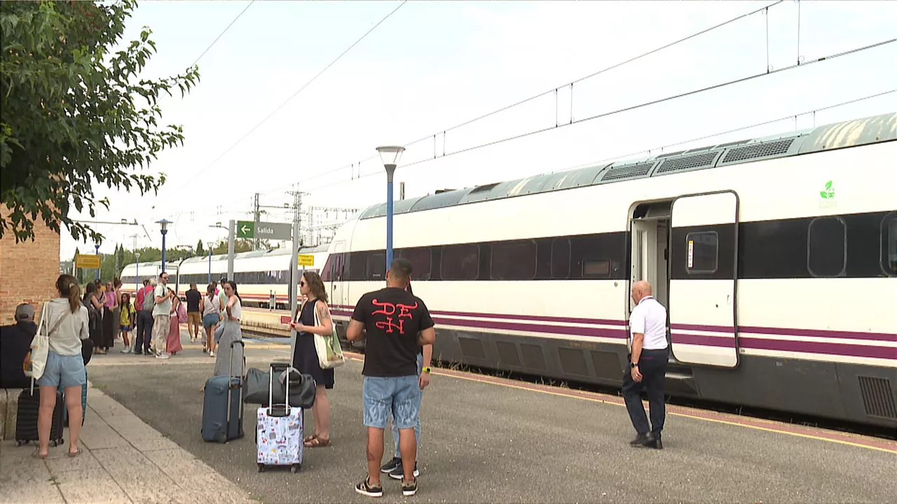Un tren Alvia que hacía el recorrido Pamplona-Madrid se ha visto afectado este domingo debido a una avería en la catenaria, según ha informado Adif en la red social X.

La circulación ferroviaria entre las localidades navarras de Garínoain y Tafalla, en el trayecto Castejón - Estación de Pamplona, ha quedado suspendida debido a un enganchón en la catenaria.

El tren afectado es un Alvia 602 Pamplona-Madrid Puerta de Atocha. Se ha habilitado un plan alternativo de transporte por carretera para Trenes de Larga y Media Distancia y desvíos selectivos por La Rioja.