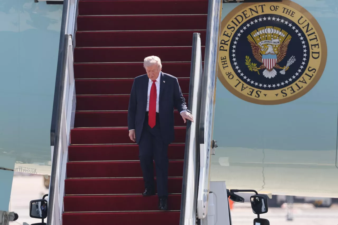Tel Aviv (Israel), 13/10/2025.- US President Donald Trump arrives at Ben Gurion Airport in Tel Aviv, Israel, 13 October 2025. According to a parliament spokesperson for the Israeli Knesset, President Trump will deliver a speech at the Knesset on 13 October 2025 in light of a first phase ceasefire and hostages release deal between Israel and Hamas. US President Trump will then travel to Sharm el Sheikh, Egypt for a Peace Summit co-chaired with Egyptian President Abdel Fattah al Sisi and participation by around 20 world leaders with a goal to end the war in the Gaza Strip and enhance efforts to bring peace and stability to the Middle East. (Egipto) EFE/EPA/ABIR SULTAN
