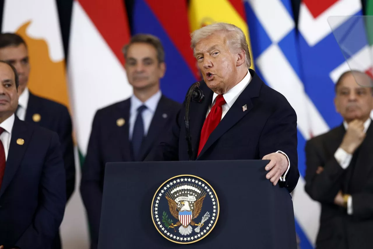 SHARM EL SHEIKH (Egypt), 13/10/2025.- US President Donald Trump delivers a speech at the Gaza Peace Summit in Sharm El-Sheikh, Egypt, 13 October 2025. US President Donald Trump alongside Egypt's President Abdel Fattah al-Sisi with leaders from more than 20 countries attend the summit in Sharm El-Sheikh. The first phase of Gaza peace plan between Israel and Hamas involves the release of Israeli hostages and Palestinian prisoners, the partial withdrawal of Israeli forces, and the delivery of humanitarian aid to Gaza. (Egipto) EFE/EPA/YOAN VALAT / POOL
