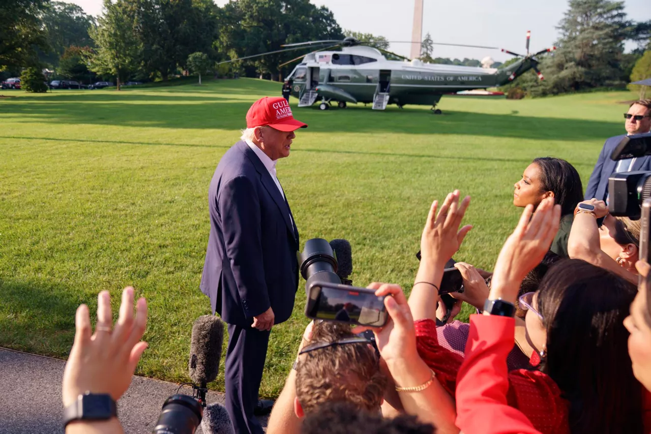 WASHINGTON (United States), 01/07/2025.- US President Donald Trump speaks to the media as he leaves the White House in Washington, DC, USA, 01 July 2025. President Trump is due to visit a new immigration detention facility in the Everglades, Florida. EFE/EPA/WILL OLIVER / POOL
