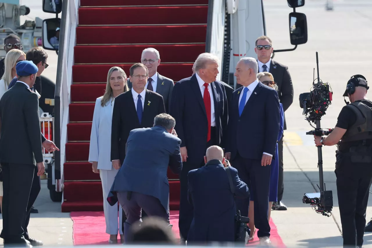 Tel Aviv (Israel), 13/10/2025.- Israeli Prime Minister Benjamin Netanyahu (R), accompanied by Israeli President Isaac Herzog (L), welcomes US President Donald Trump (C) at Ben Gurion Airport in Tel Aviv, Israel, 13 October 2025. According to a parliament spokesperson for the Israeli Knesset, President Trump will deliver a speech at the Knesset on 13 October 2025 in light of a first phase ceasefire and hostages release deal between Israel and Hamas. US President Trump will then travel to Sharm el Sheikh, Egypt for a Peace Summit co-chaired with Egyptian President Abdel Fattah al Sisi and participation by around 20 world leaders with a goal to end the war in the Gaza Strip and enhance efforts to bring peace and stability to the Middle East. (Egipto) EFE/EPA/ABIR SULTAN
