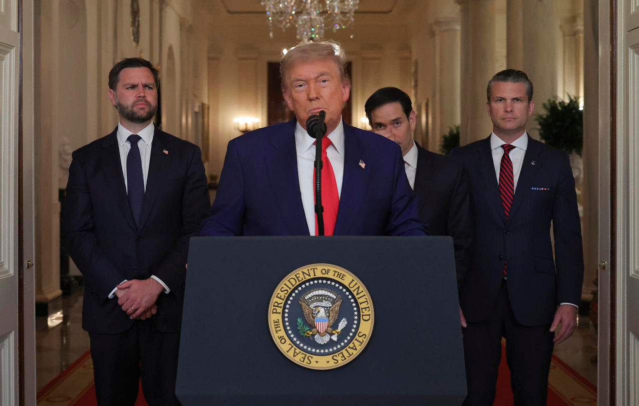 Washington (United States), 22/06/2025.- US President Donald Trump (2-L) with US Secretary of Defense Pete Hegseth (R), US Vice President JD Vance (L) and US Secretary of State Marco Rubio (2-R) delivers an address to the nation following US strikes on Iran's nuclear facilities, at the White House in Washington, DC, USA, 21 June 2025. EFE/EPA/Carlos Barria / POOL
