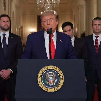 Washington (United States), 22/06/2025.- US President Donald Trump (2-L) with US Secretary of Defense Pete Hegseth (R), US Vice President JD Vance (L) and US Secretary of State Marco Rubio (2-R) delivers an address to the nation following US strikes on Iran's nuclear facilities, at the White House in Washington, DC, USA, 21 June 2025. EFE/EPA/Carlos Barria / POOL
