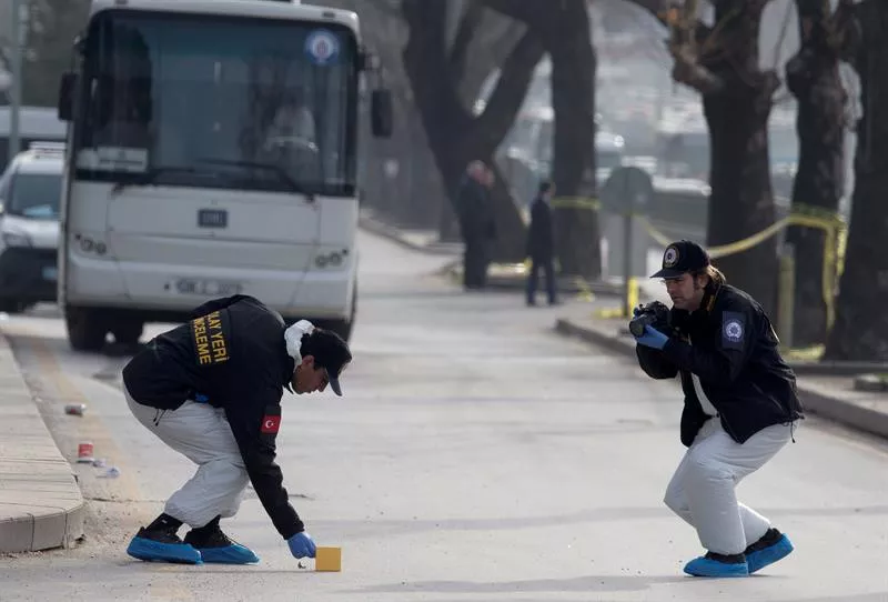 Turkiako poliziak erasoaren tokian, Ankaran (Turkia). Argazkia: EFE