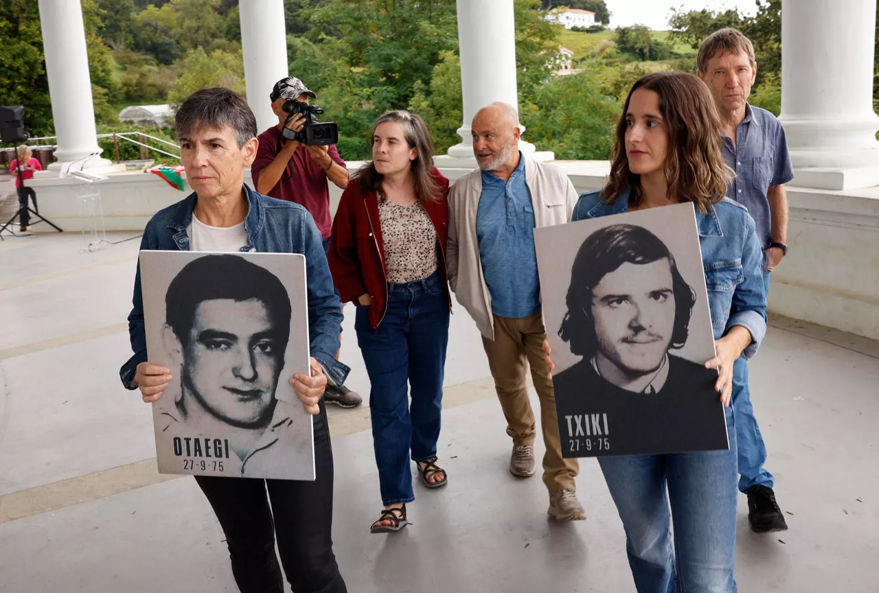 GRAFCAV2663. ZARAUTZ (GIPUZKOA) (ESPAÑA), 10/09/2025.- Familiares de Juan Paredes 'Txiki' y Ángel Otaegi, miembros de ETA fusilados en 1975, junto a los representantes de Sortu, Rufi Etxeberria (d), y Lur Albizu (2i), ofrecen una conferencia de prensa este miércoles en la localidad guipuzcoana de Zarautz. EFE/Juan Herrero
