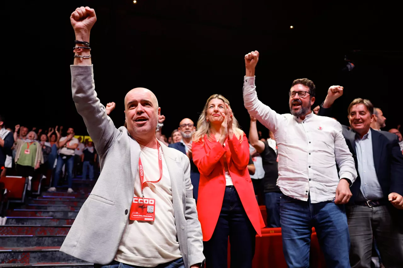 MADRID, 21/06/2025.- La vicepresidenta segunda del Gobierno, Yolanda Díaz; el secretario general de CCOO, Unai Sordo (i), y el secretario de Estado de Trabajo, Joaquín Pérez (2d), durante el acto de clausura del XIII Congreso Confederal de CCOO en el que se espera que Sordo salga reelegido como secretario general. EFE/Mariscal

