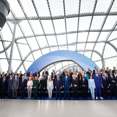 ROME (Italy), 10/07/2025.- Italian Prime Minister Giorgia Meloni (C) and participants pose for a family photo during the Ukraine Recovery Conference 2025 in Rome, Italy, 10 July 2025. (Italia, Ucrania, Roma) EFE/EPA/ANGELO CARCONI
