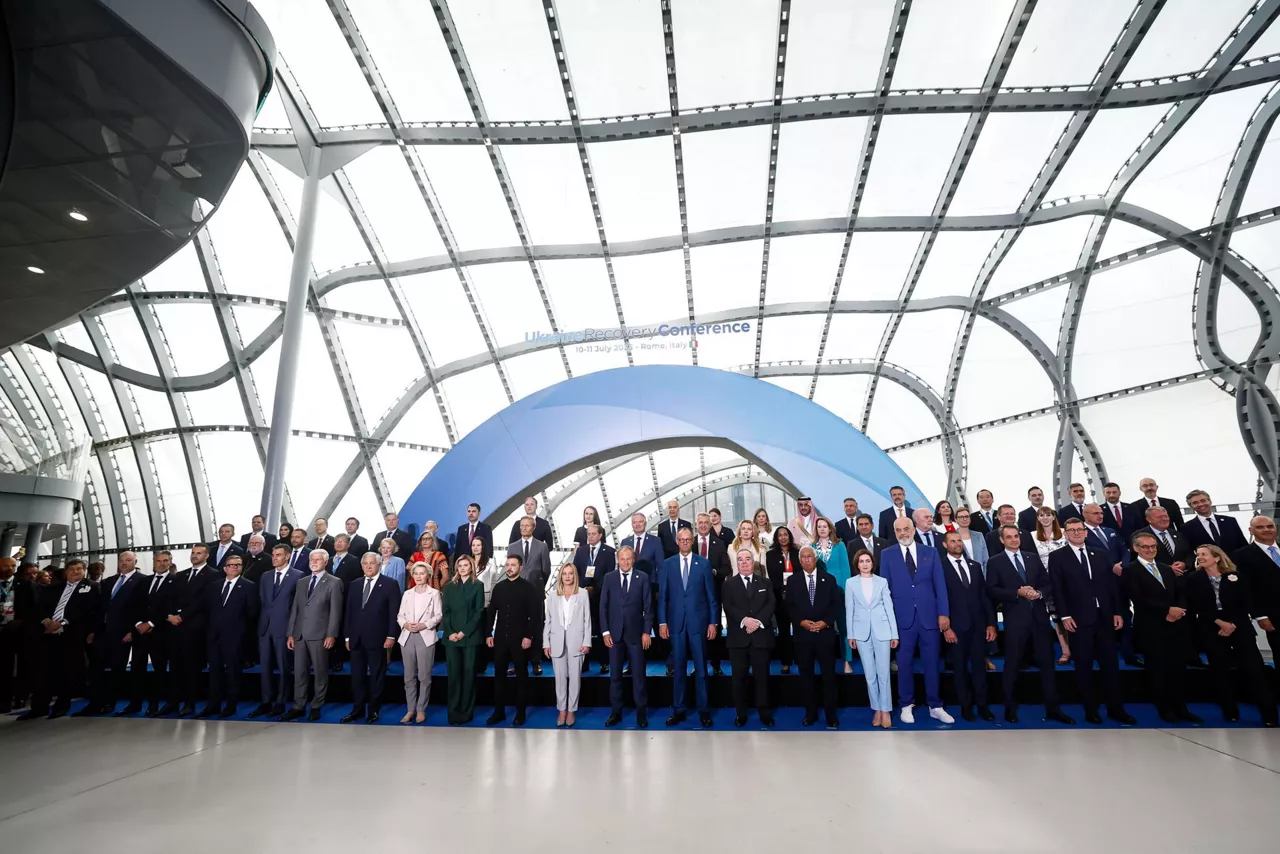 ROME (Italy), 10/07/2025.- Italian Prime Minister Giorgia Meloni (C) and participants pose for a family photo during the Ukraine Recovery Conference 2025 in Rome, Italy, 10 July 2025. (Italia, Ucrania, Roma) EFE/EPA/ANGELO CARCONI
