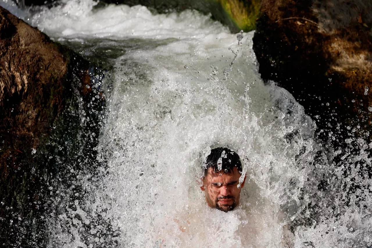 FOTODELDÍA - . UHARTE (NAVARRA), 11/08/2025.- Una persona se baña en la presa de la localidad navarra de Uharte donde se intenta paliar la intensa jornada de calor. La comunidad foral se encuentra este lunes en alerta por las altas temperaturas, de hasta 42 grados en algunos puntos además de la alerta naranja por calor, el riesgo de incendios es "extremo" o "muy alto". EFE/Jesús Diges
