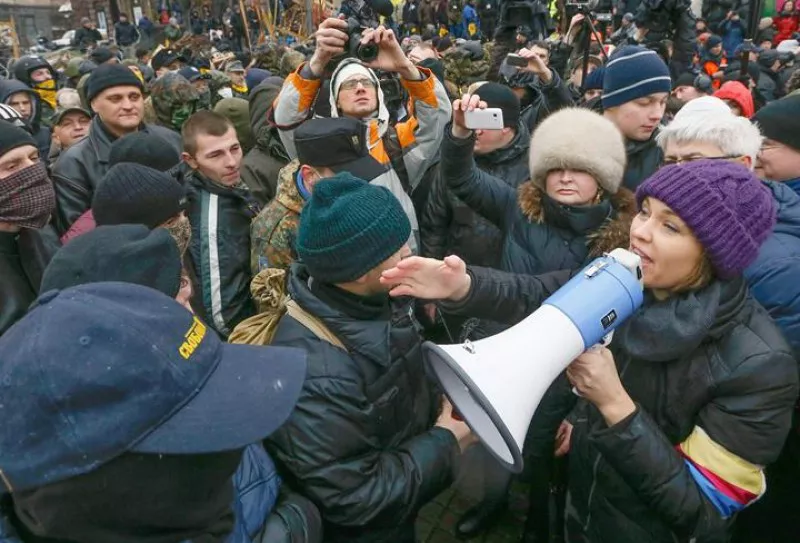 Azaroan ekin zieten protestei oposizioko manifestariek.