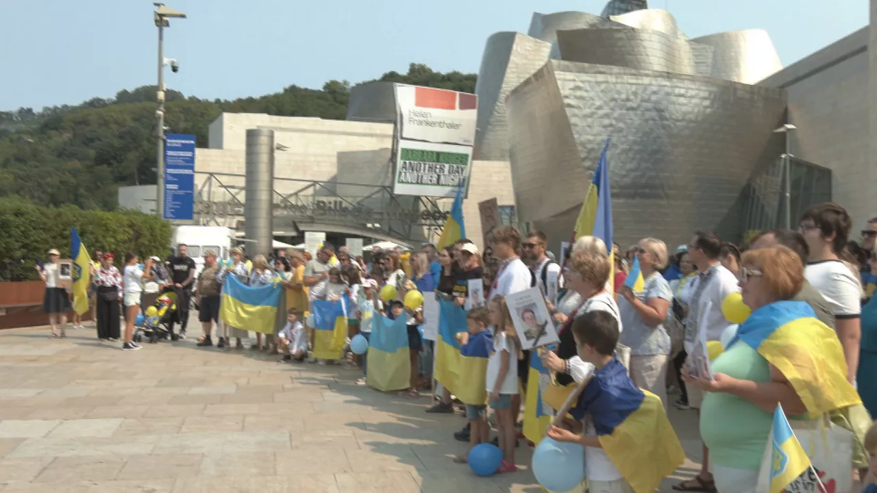Los ucranianos que viven en Euskadi tambien han celebrado en Bilbao su Día de la Independencia. Se han concentrado frente al Museo Guggenheim donde han homenajeado a los heroes de la resistencia frente a la invasión rusa y han reivindicado el derecho de Ucrania a estar presente en cualquier negociación sobre el final de la guerra.